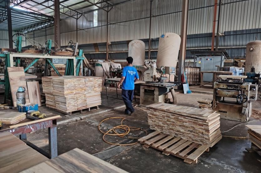 Wooden door production in the NKH workshop